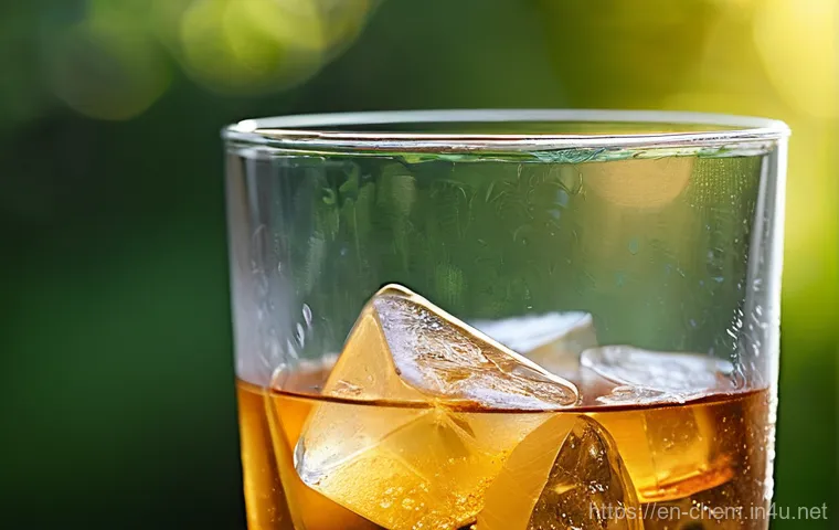 상평형과 상변화 - **Melting Ice in a Summer Drink:**
    "A close-up, high-definition shot of a tall, clear glass fill...